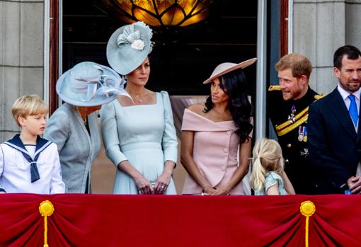 Camila Parker hablando con Megan Markle y el Príncipe Harry