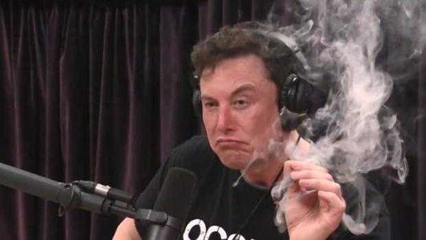 Elon Musk, esta semana, durante una entrevista fumando marihuana