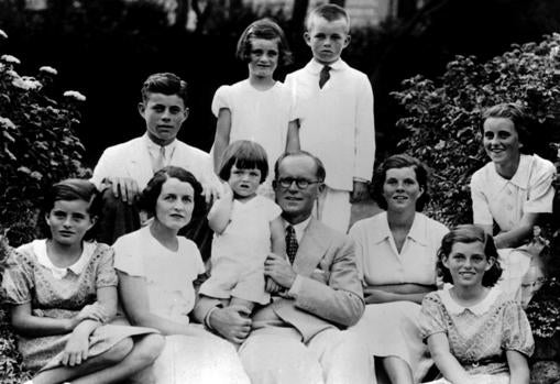 Joseph y Rose Kennedy junto a sus hijos