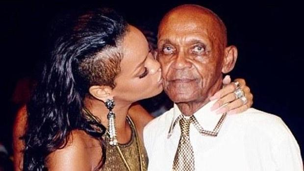 Rihanna y su abuelo (imagen de archivo)
