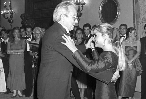Eugenia Martínez de Irujo abre el baile de su fiesta de su puesta de largo con Jesús Aguirre