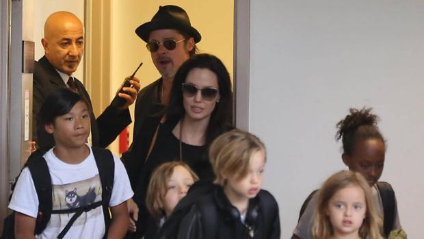 Brad Pitt y Angelina Jolie junto a sus hijos