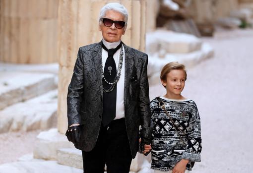 Hudson Kroening es hijo del modelo Brad Kroening, al que Lagerfeld consideró como su familia