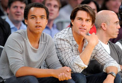 Cruise y su hijo Connor en el baloncesto