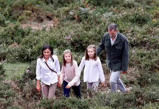 Los Reyes con sus hijas el pasado septiembre en el Parque Nacional de los Picos de Europa