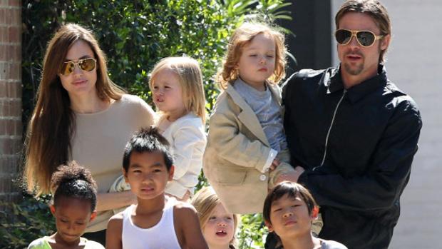 Brad Pitt y Angelina Jolie, cuando estaban juntos, junto a sus seis hijos