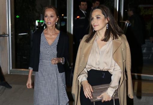 Isabel Preysler y su hija, Tamara Falcó, durante la capilla ardiente de Doña Mercedes Junco Calderón en Madrid.