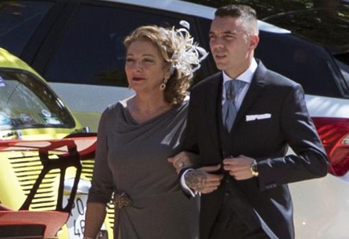 Iago Aspas llegando a la boda del brazo de su madre, María Jucal
