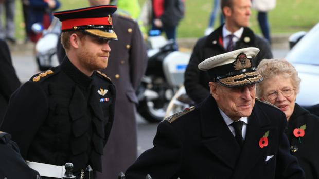 El Príncipe Harry junto a su abuelo, Felipe de Edimburgo