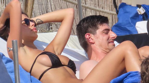 Thibaut Courtois y Sara Soldati