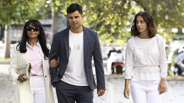 Javier Sánchez Santos junto a su madre y su pareja