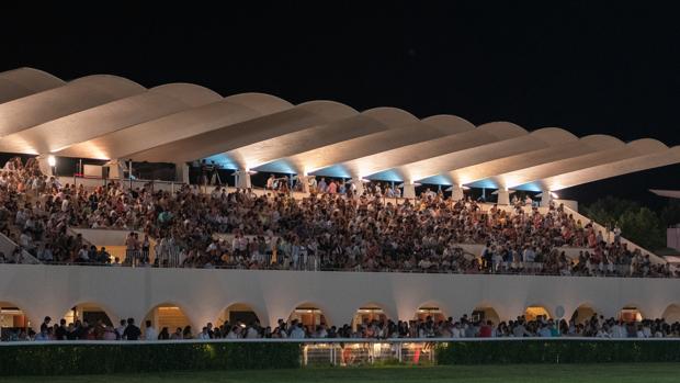 Vista de la grada del hipódromo de la Zarzuela, durante las carreras nocturnas