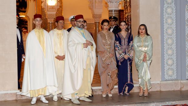 El Rey de Marruecos, flanqueado por su hijo Hassan y su hermano Moulay Rachid, y la mujer de este Keltoum Boufare, junto a las otras dos hermanas del Rey, Lalla Meryem y Lalla Hasnawait, en Rabat