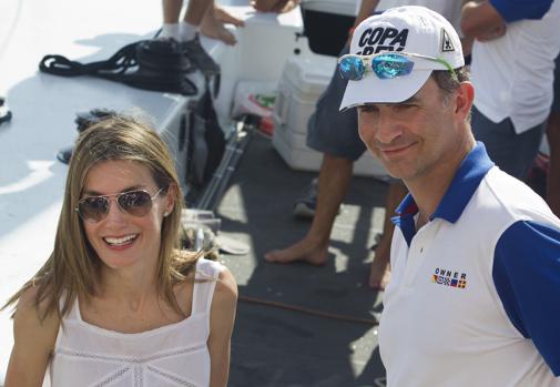 Don Felipe y Doña Letizia en el Real Club Náutico de Palma de Mallorca. Aunque la Reina no comparte la afición náutica del Rey, todos los veranos le suele acompañar algún día a embarcar.