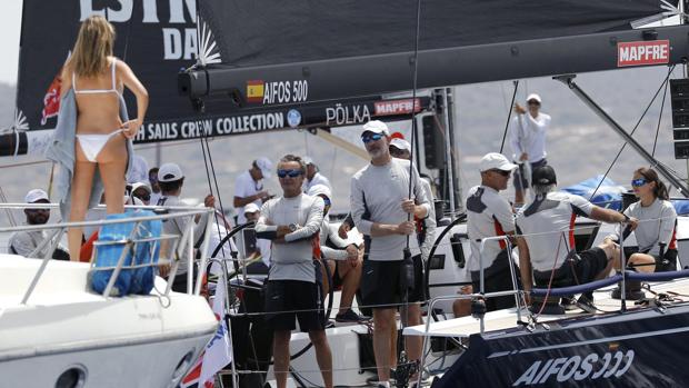 El Rey y otro tripulante del «Aifos 500» saludan a una amiga que contemplaba las regatas desde otro barco