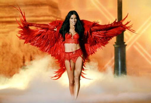 Adriana Lima durante el desfile de 2013