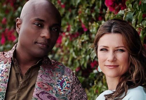 El chamán Durek Verret y Marta Luisa de Noruega