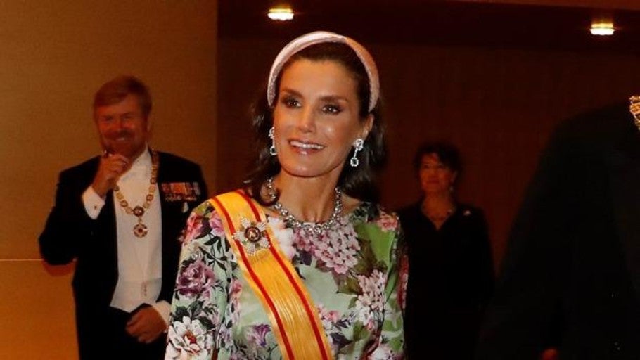 Doña Letizia reina en Japón con moda andaluza