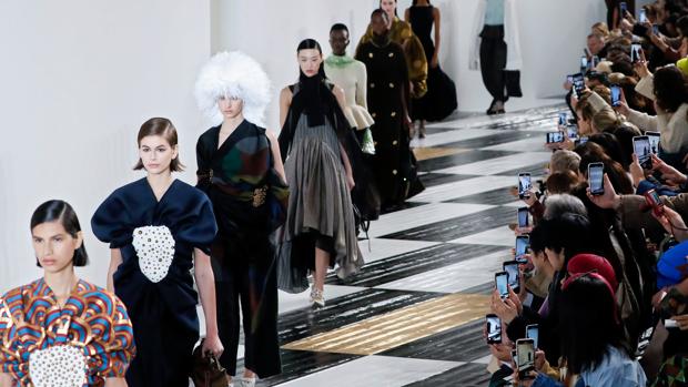 Cierre del desfile de Loewe en la mañana de ayer en París