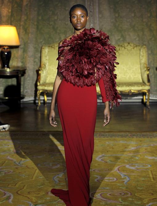 Sofisticado vestido rojo, con plumas en el pecho y la manga