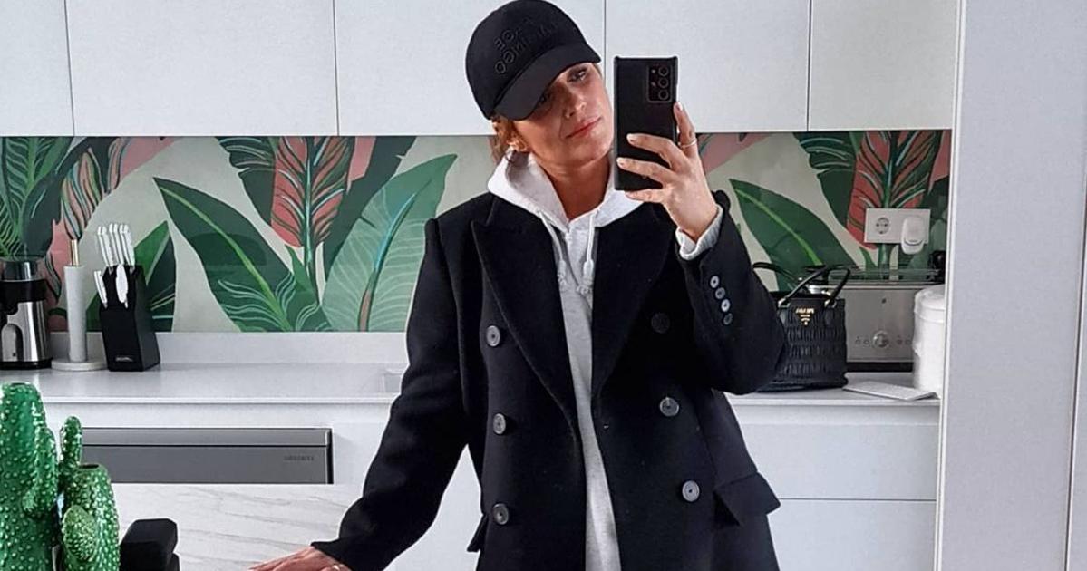 Sudadera y abrigo, la fórmula combinada que arrasa este invierno