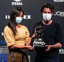 Villacís presents the Madrid es Mokda award to Moisés Nieto