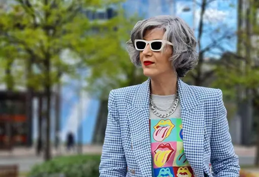 The Spanish influencer Carmen Gimeno also bets on showing off her gray hair with a very stylish bob haircut.
