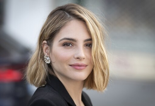 The medium hair is one of the trends that will be seen the most in fall 2021. Andrea Duro sports a bob just below her chin.
