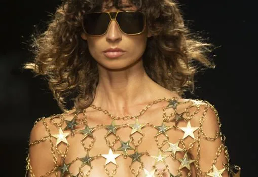 Model from Teresa Helbig's fashion show in MBFWMadrid with sunglasses