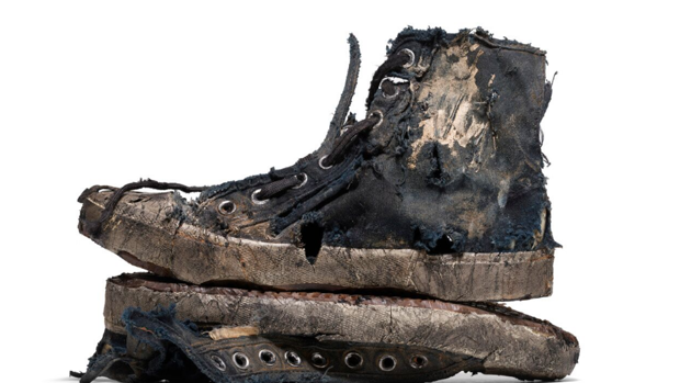 Balenciaga pone a la venta por 1.450 euros unas zapatillas que imitan estar  rotas, usadas y sucias