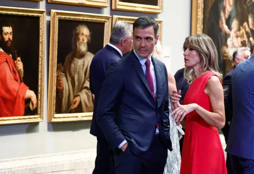 El presidente Pedro Sánchez y Begoña Alonso en el Museo del Prado