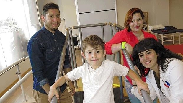 El niño Valentín dentro de fisioterapia, en el Centro de Daño Cerebral Nisa Vinalopó