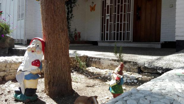 Aspecto que ofrecía ayer la entrada de la guardería de Aravaca donde tuvo el accidente la niña fallecida