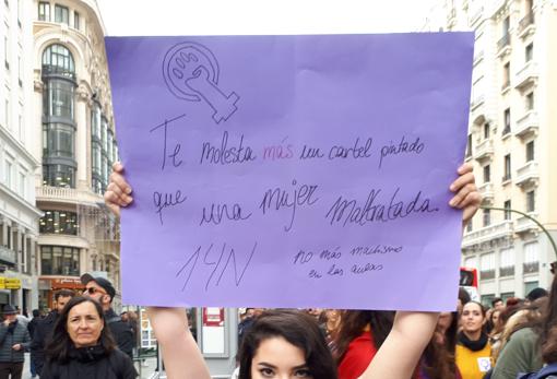 Manifestante sostiene una pancarta