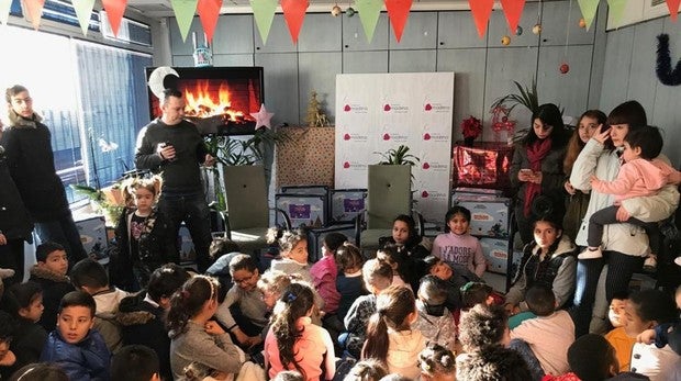 Uno de los momentos en la fiesta de entrega de juguetes.
