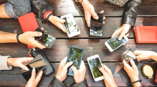 Poner el móvil en modo avión puede ayudar a reducir la dependencia del smartphone