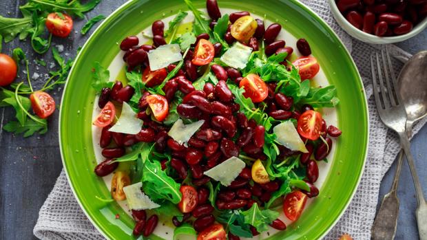 Las ensaladas de legumbres son frescas, ligeras y aportan nutrientes necesarios también en verano