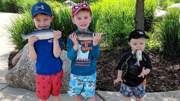 La imagen de Landon con sus dos hermanos mayores que se ha vuelto viral en internet