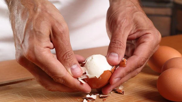 ¿Por qué a veces cuesta pelar los huevos cocidos?