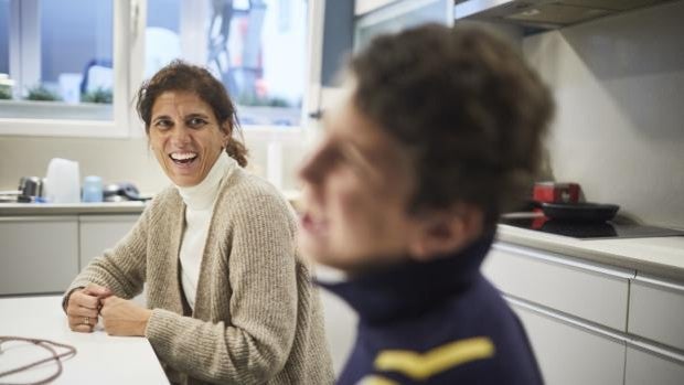 Eloisa, en la cocina de su casa con su hijo Lucas, aquejado de una enfermedad rara