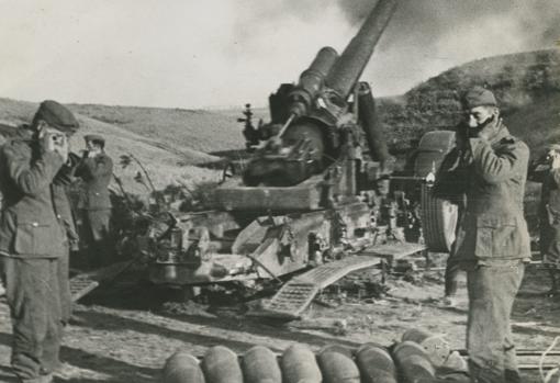 Un mortero pesado alemán haciendo fuego contra las posiciones soviéticas de Stalingrado. (enero de 1943)