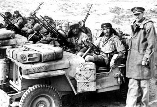 El coronel David Stirling, fundador del SAS (Special Air Service), con un grupo comando que operaba detrás de las líneas enemigas