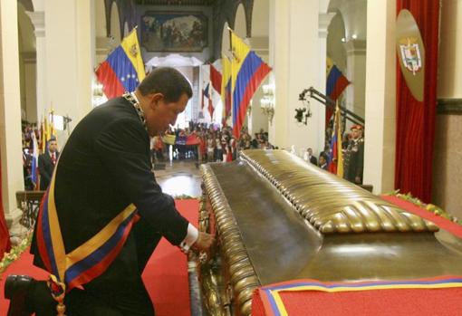 Hugo Chavez rinde homenaje ante el féretro de Simón Bolívar, en el cementerio de Caracas
