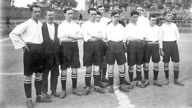 Imagen del equipo de fútbol del Plumsted de Londres, poco antes de comenzar la Primera Guerra Mundial