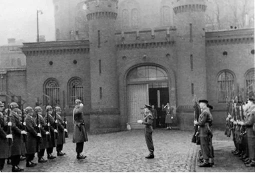 Cambio de guardia en las puertas de la Prisión de Spandau, cuando ya solo estaba custodiado Rudolph Hess