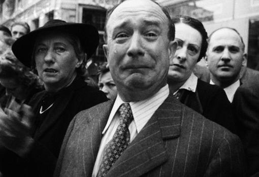 Un francés llora desconsoladamente tras la conquista de París por las tropas nazis