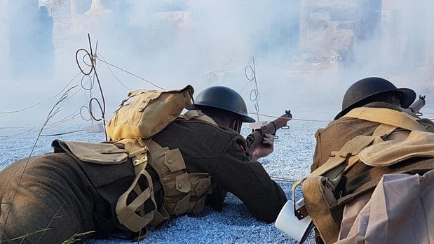Dos recreacionistas en las ruinas de Pozieres (Úbeda)