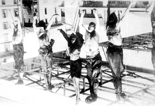 Los cadáveres de Mussolini y Clara Petacci, colgados cabeza abajo en la plaza de Milan