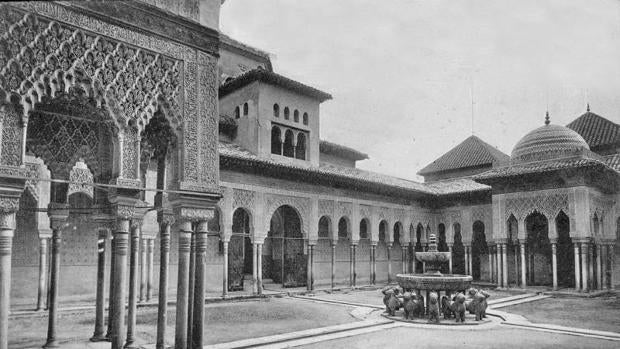 El Patio de los Leones de la Alhambra, en 1896