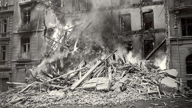 Imagen del bombardeo de Praga, el 14 de febrero de 1945